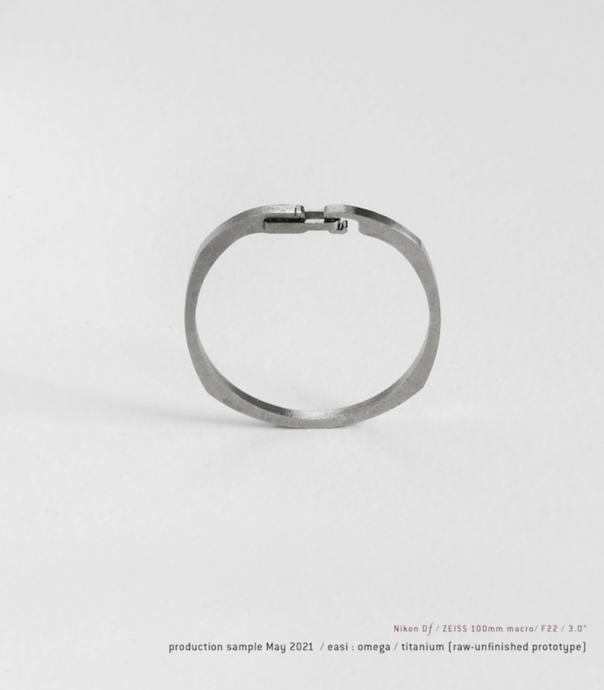 HANDGREY EASI TITANIUM Keyring - OMEGA & ROUND & ARMS (28mm and 25mm)